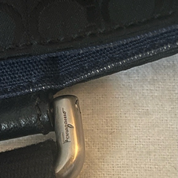 🎈Salvatore Ferragamo Black Crossbody Bag - Picture 6 of 6